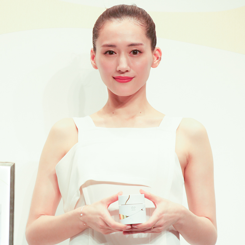 綾瀬はるかが「SK-II」の“金継ぎ”プロジェクションマッピングを