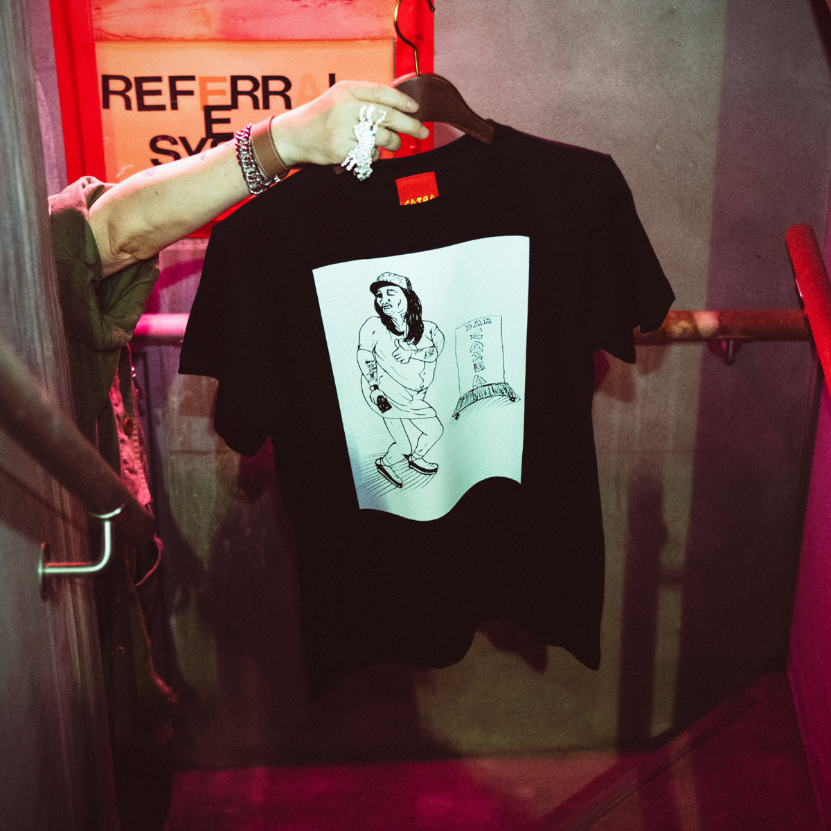 浅野忠信による線画がTシャツに 「カスバ」とコラボで「ハラカド」限定 
