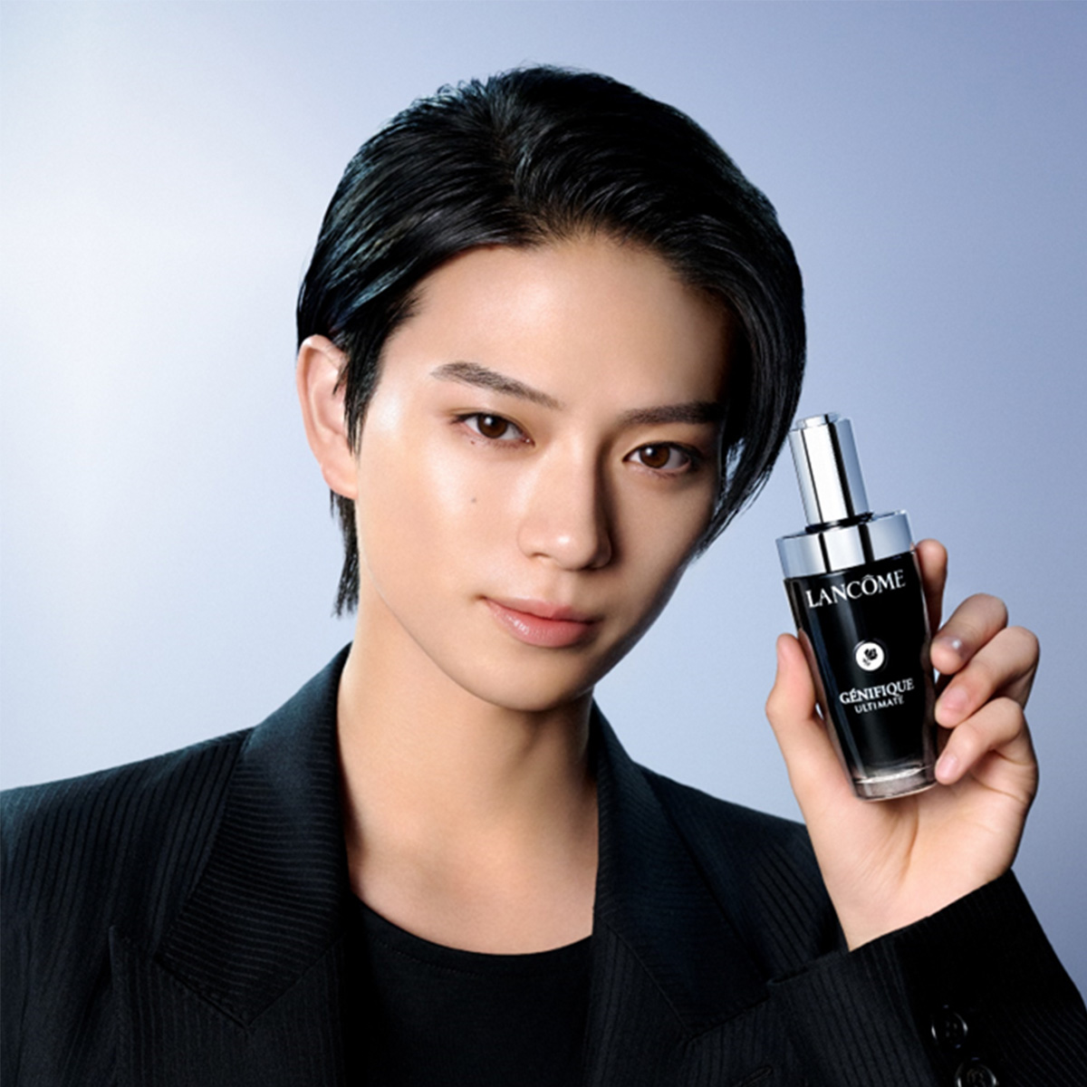 岩瀬洋志が「ランコム」の“ジェニフィック アルティメ セラム”の