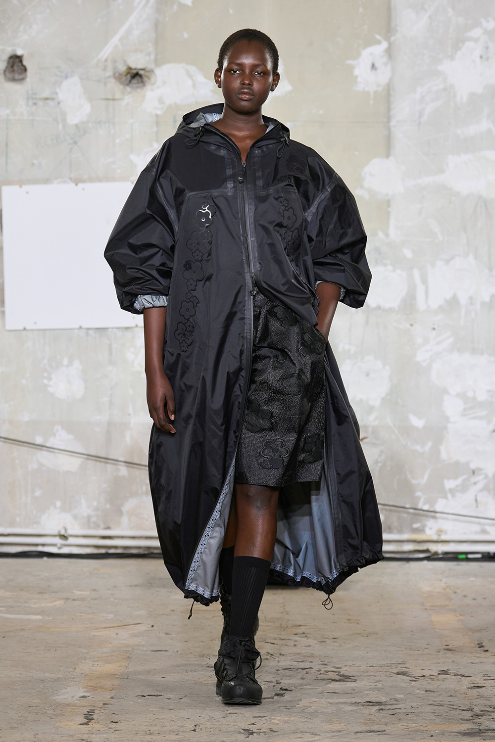 新品未使用　ロエベ　LOEWE グレーロングタイトスリットスカート 新品未使用 ロエベ LOEWE グレーロングタイトスリットスカート 2025年