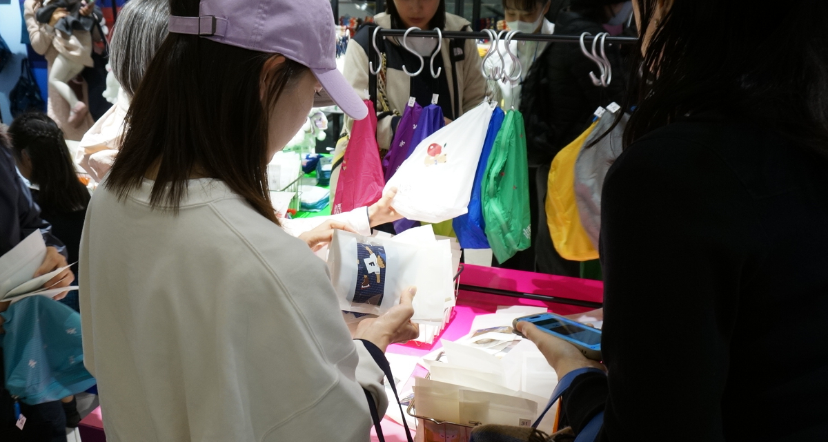 半期で雑貨の売上高が8億円増 「ファミリア」の大人雑貨はSNS奏功で
