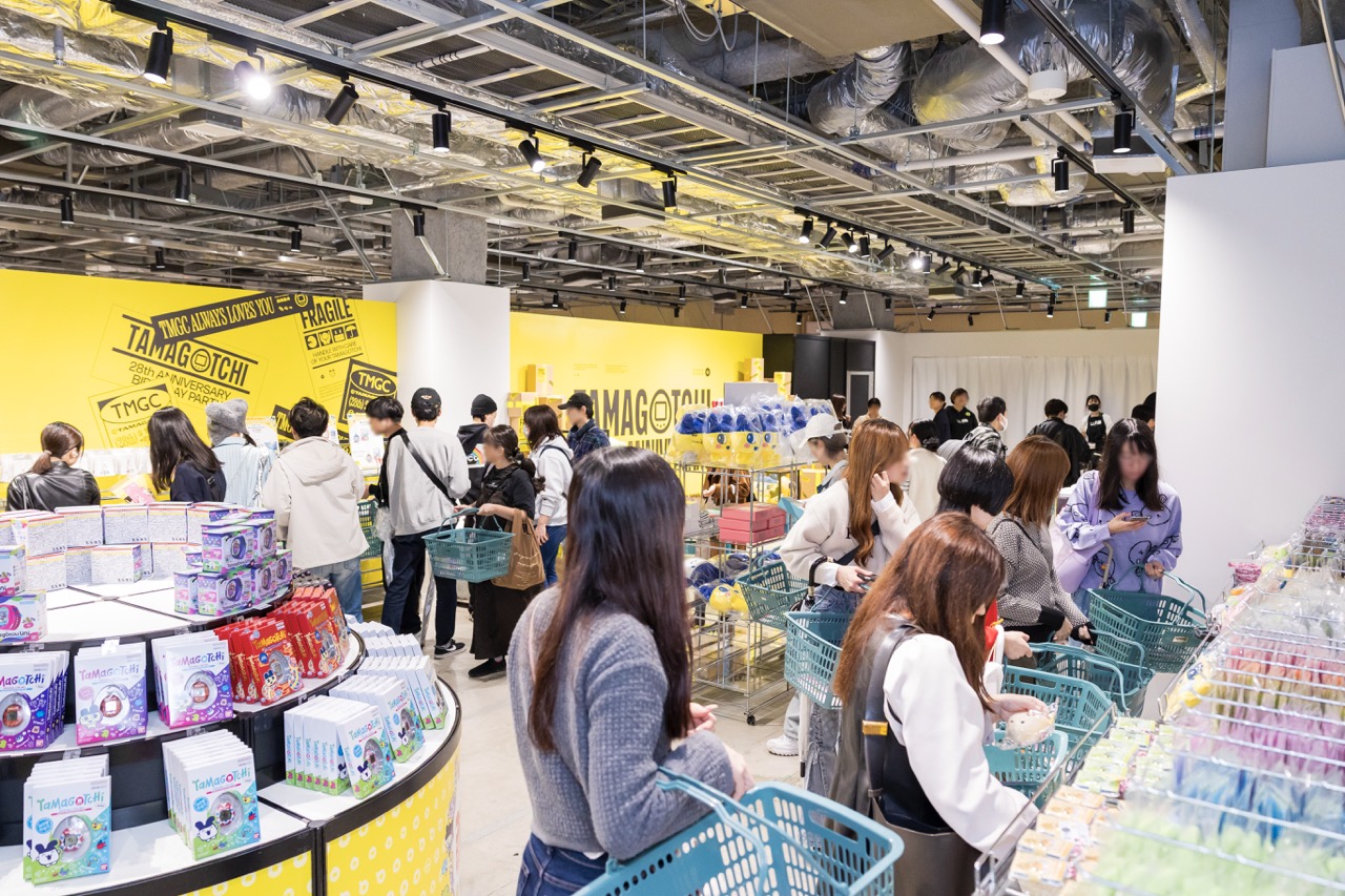 たまごっち”原宿のポップアップ、初日は1000人が来場 「コイン
