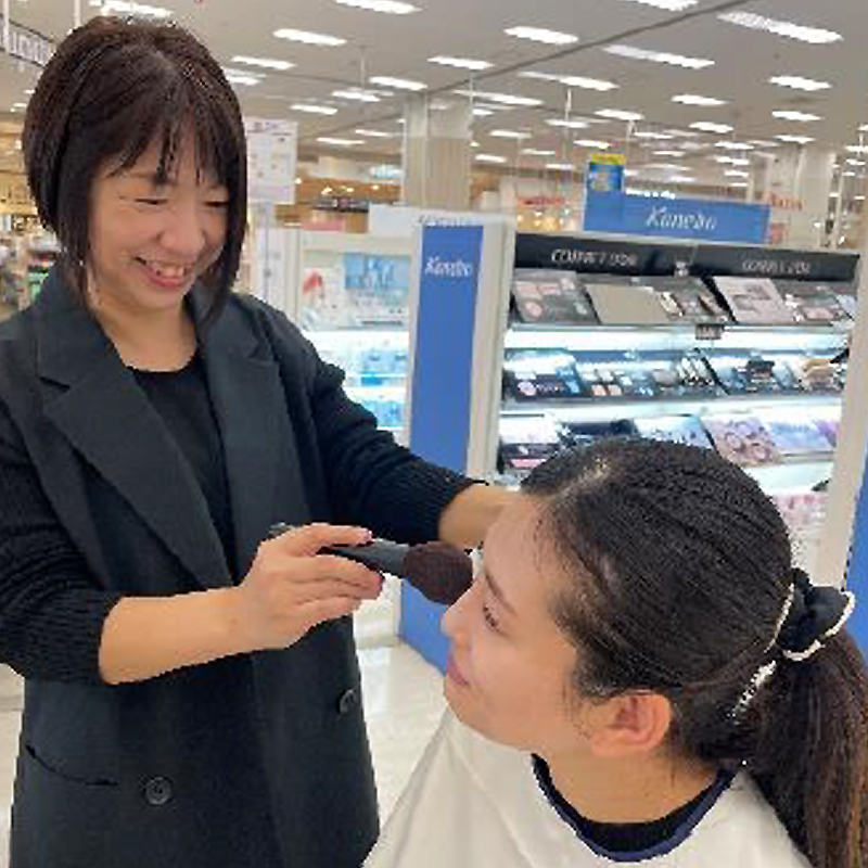 イオンの化粧品売り場でビューティコンサルティング 専門スタッフが