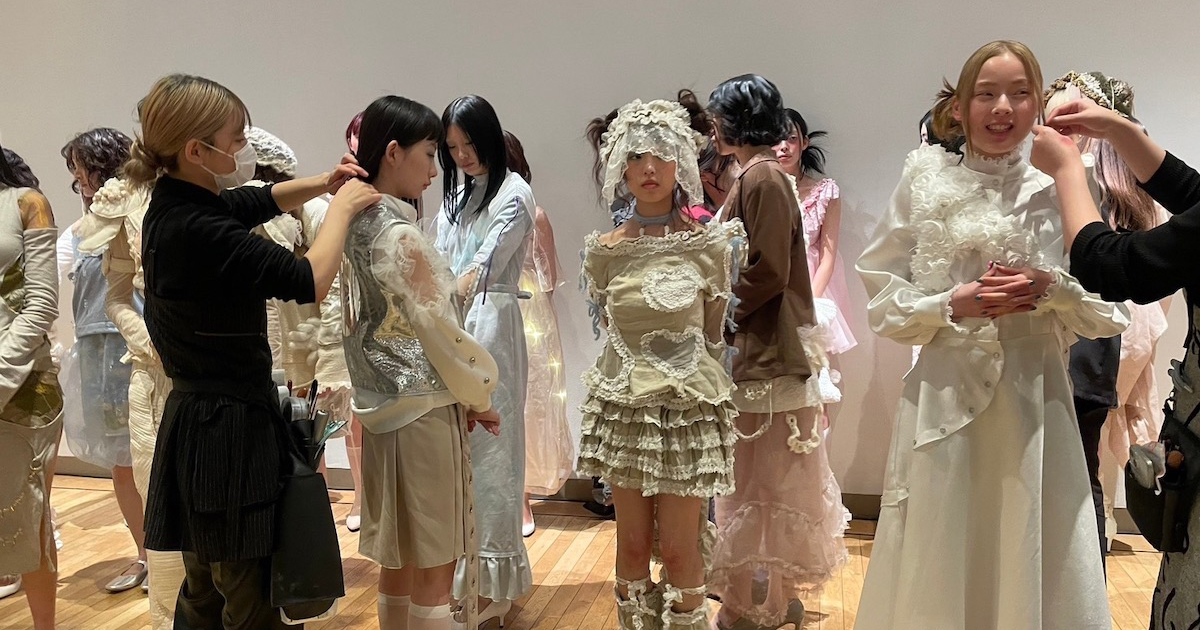早稲田大学繊維研究会がファッションショーを開催 「透き間、仄めき