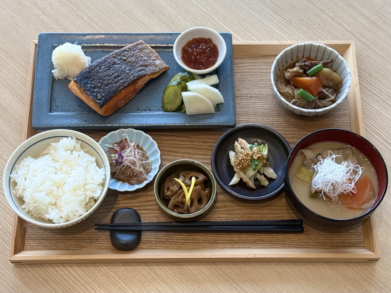 鳥羽周作シェフ監修、話題の朝食“究極の鮭定食”とは？ 「セブン バイ