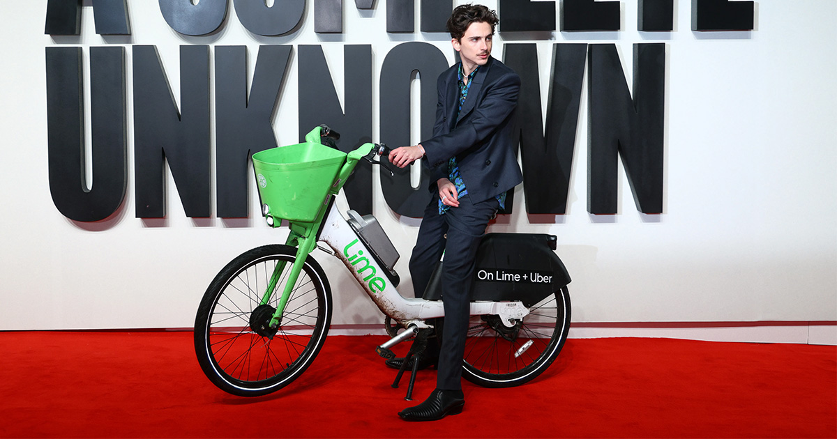 ティモシー・シャラメが今度は自転車に乗って登場 映画「名もなき者/A