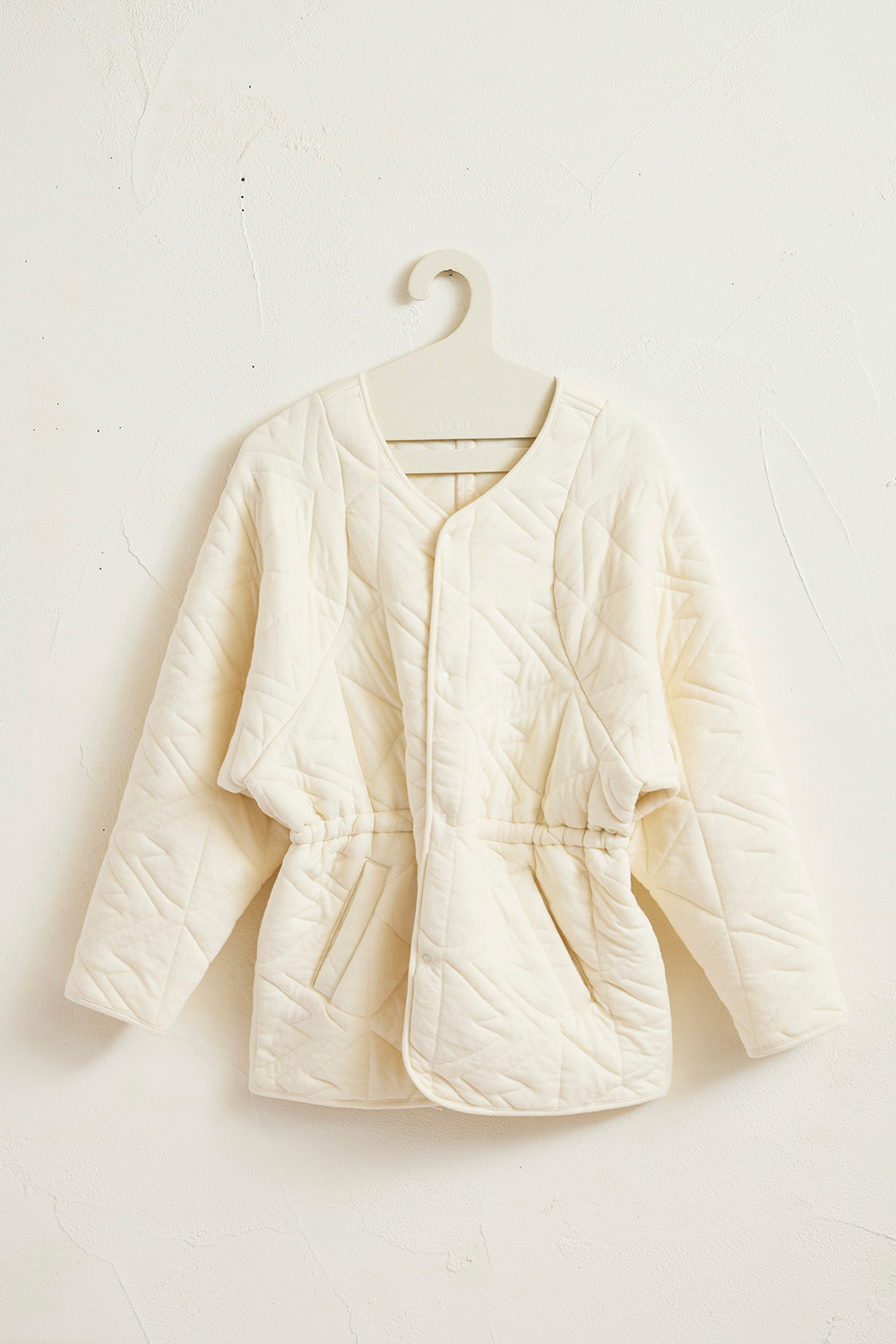 A.P.C.×ロンハーマン、“リフレクターロゴ”際立つコーチジャケット 