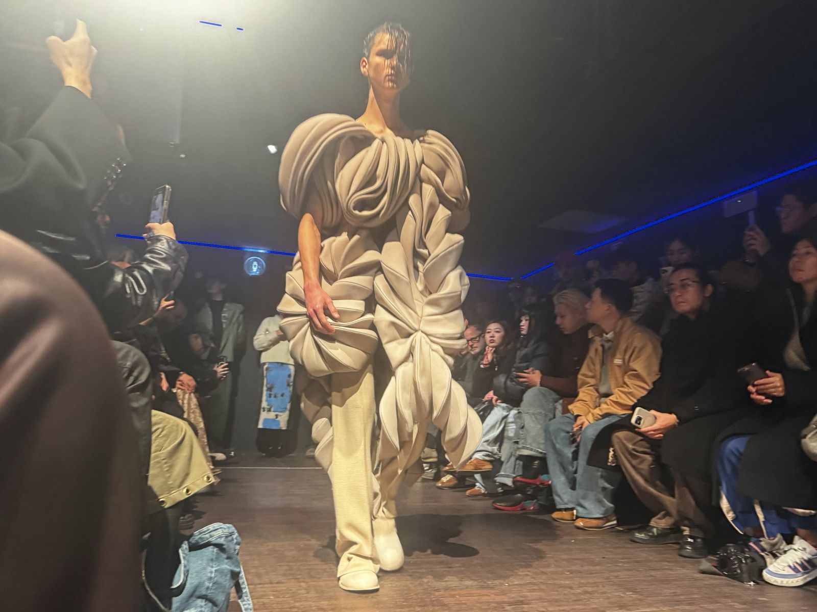 ドルチェ＆ガッバーナ」のスターに心踊り、おどろおどろしい踊り軍団に 