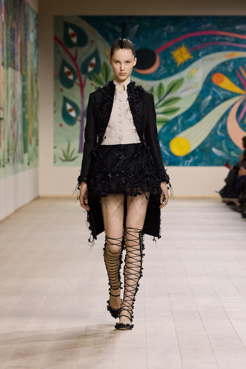 ディオール」は花畑でかくれんぼ 「花そのものが洋服」のオート