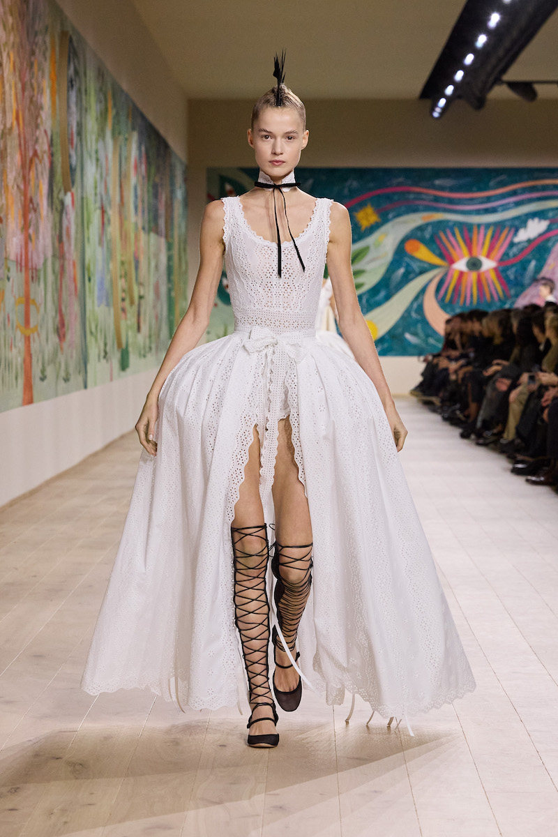 ディオール」は花畑でかくれんぼ 「花そのものが洋服」のオート