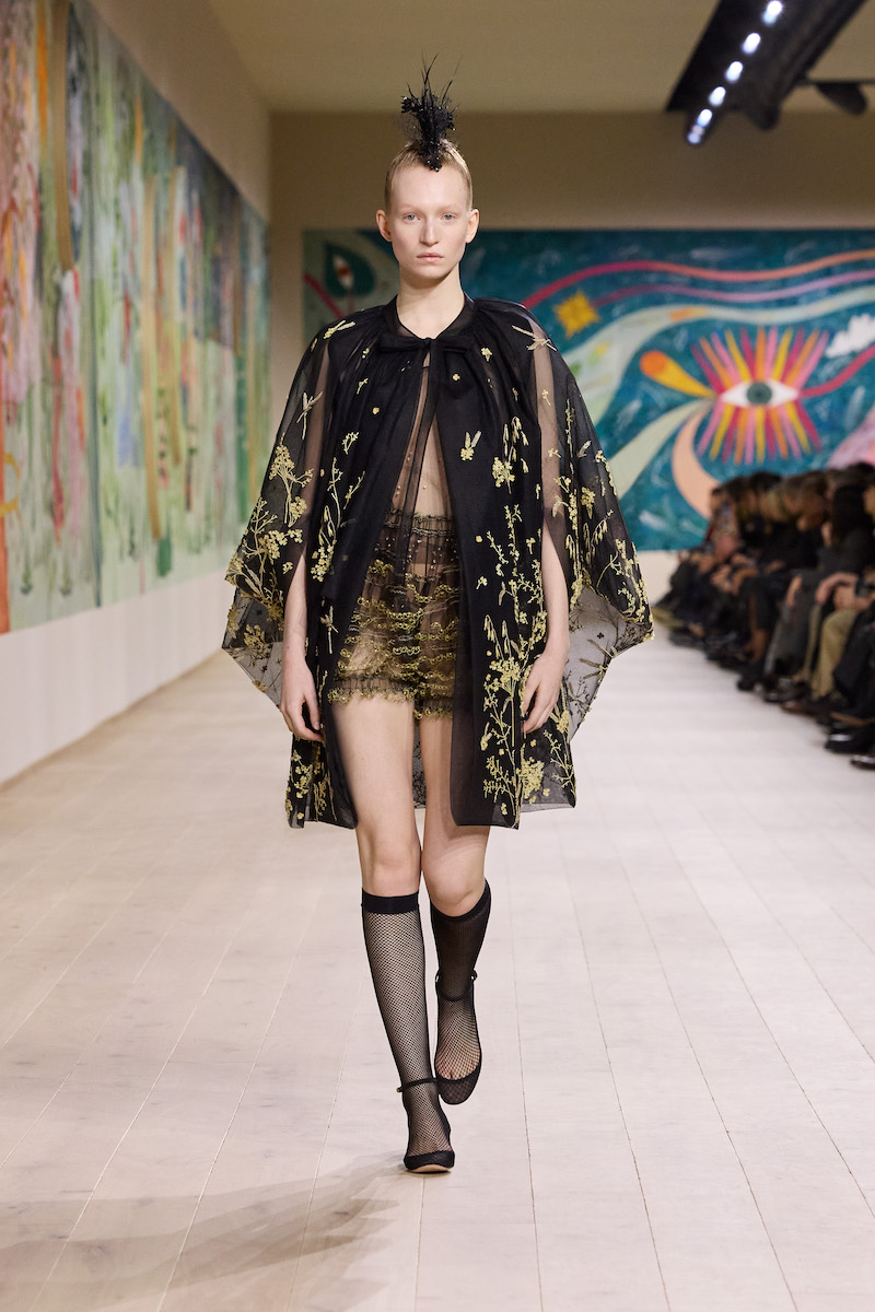 ディオール」は花畑でかくれんぼ 「花そのものが洋服」のオート