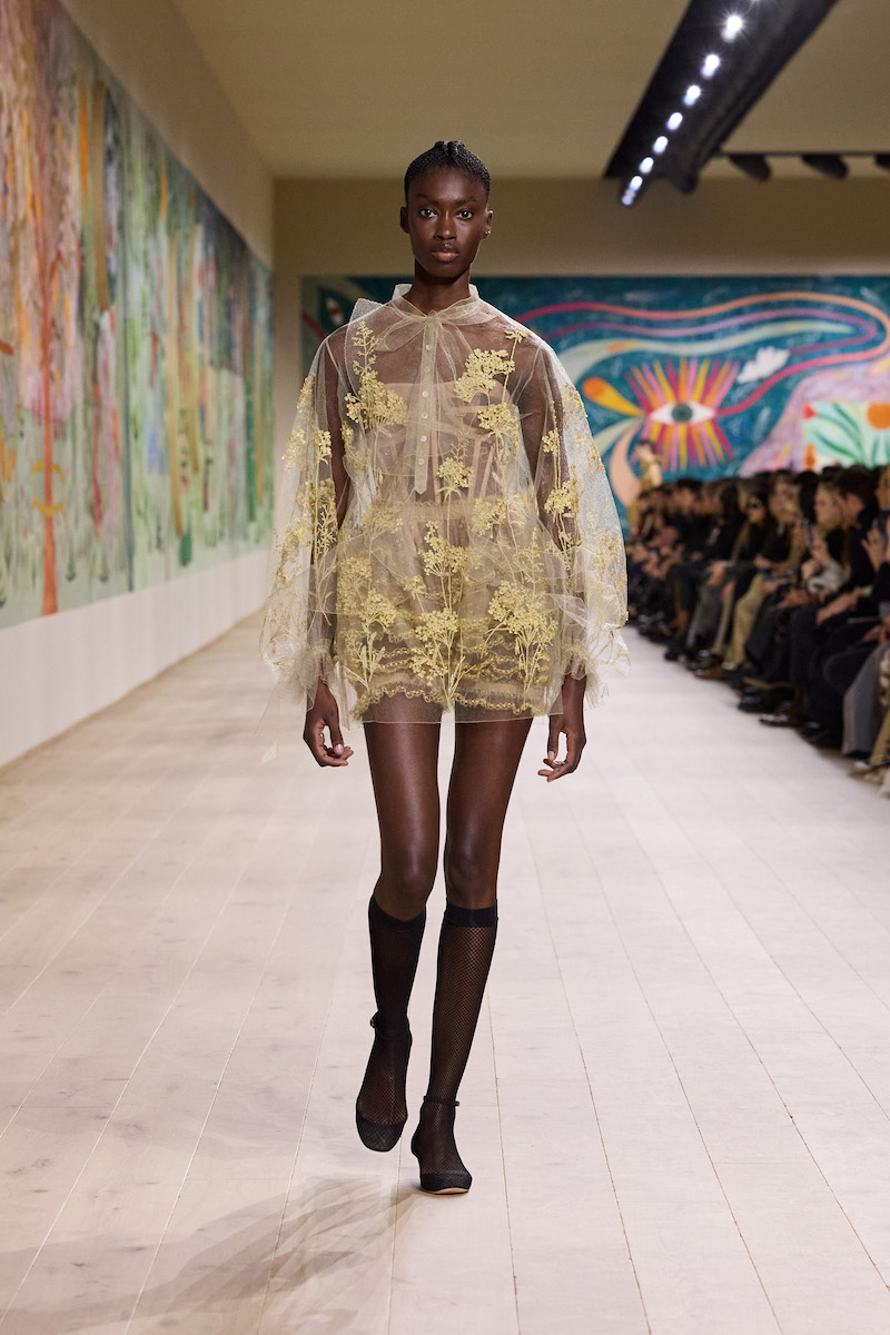 ディオール」は花畑でかくれんぼ 「花そのものが洋服」のオート