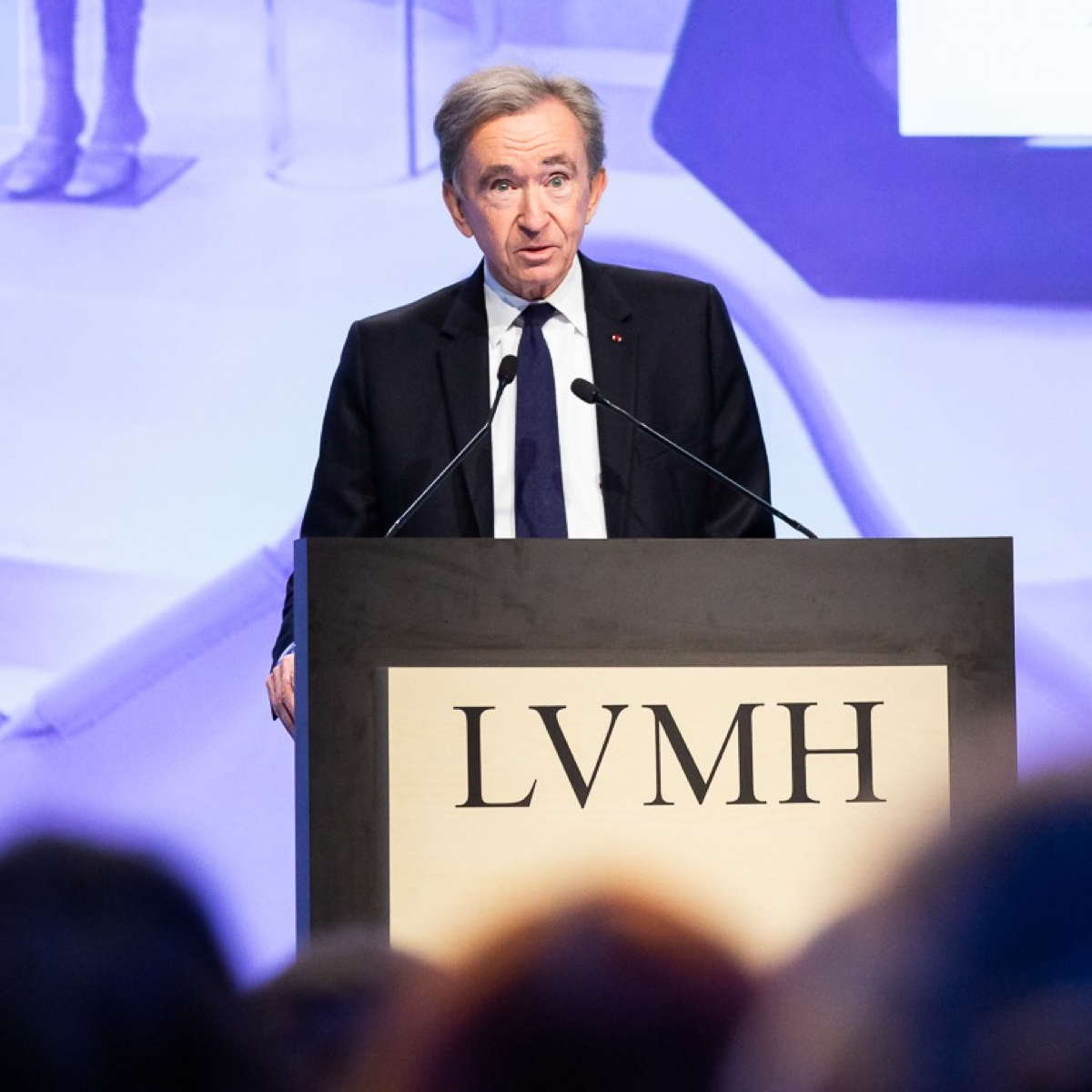 LVMH、24年は減収減益 アルノー会長は米国での製造拠点拡大を検討と