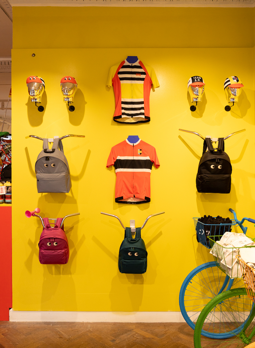 アニヤハインドマーチ　限定イベント　THE VILLAGE BIKE Tシャツ アニヤ・ハインドマーチ」の最新ポップアップに潜入