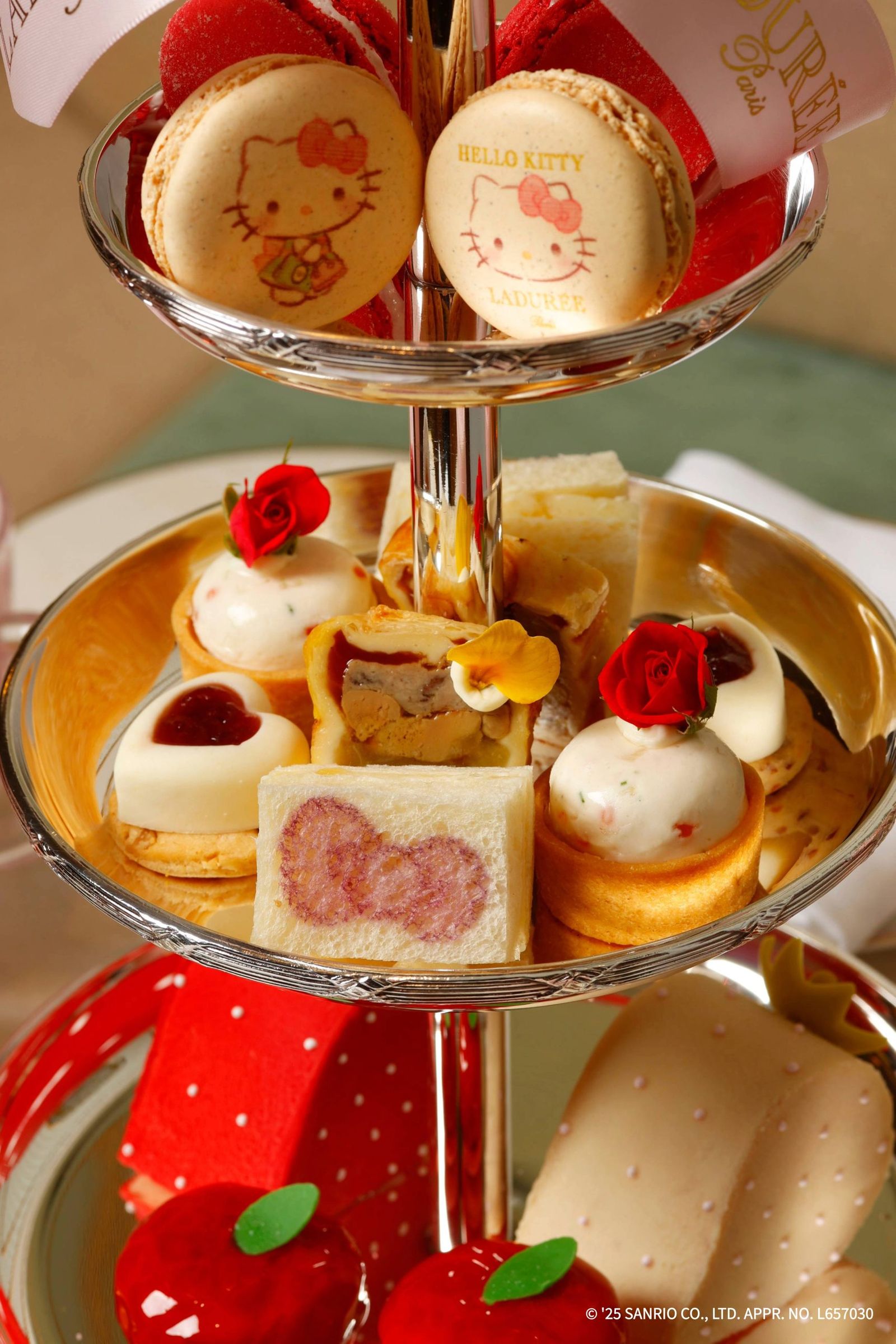 ハローキティラデュレ】tenko | 🩷🎂🥂🩷🎂🥂🩷 ⁡ ⁡ LADUREE paris