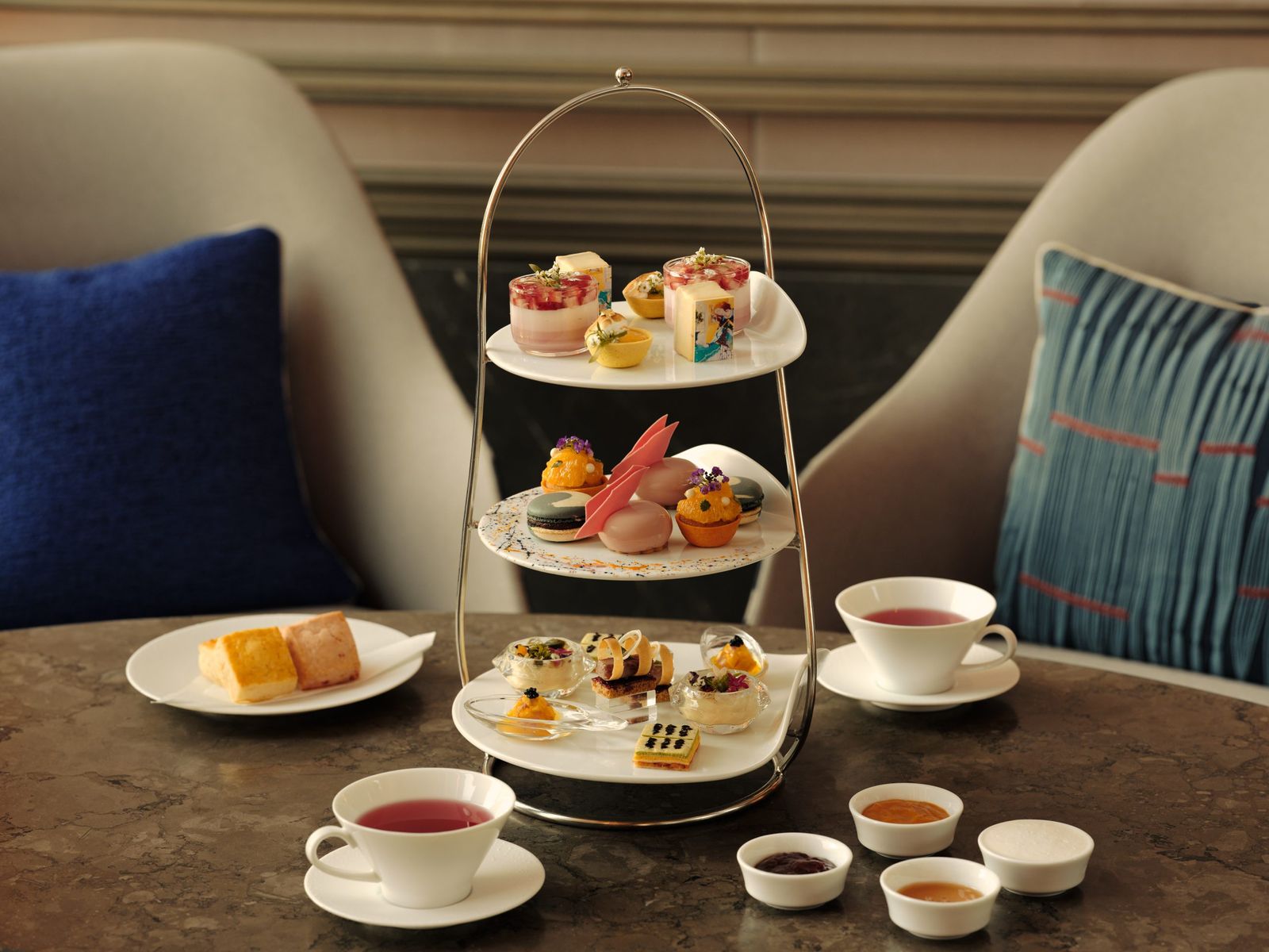 ジャヌ東京と現代美術家の松山智一氏がコラボ 「FOOD × ART at