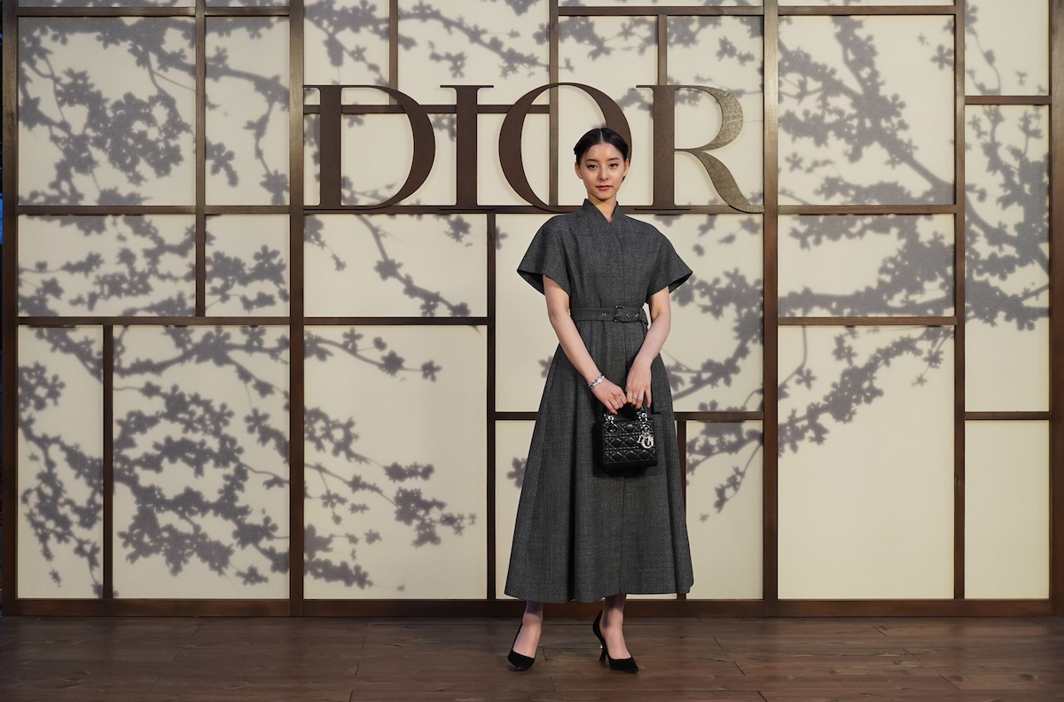 390●新品タグ付 DIOR 長袖 トップス　80 スナップ】「ディオール」2025年フォール コレクションを京都の東寺で