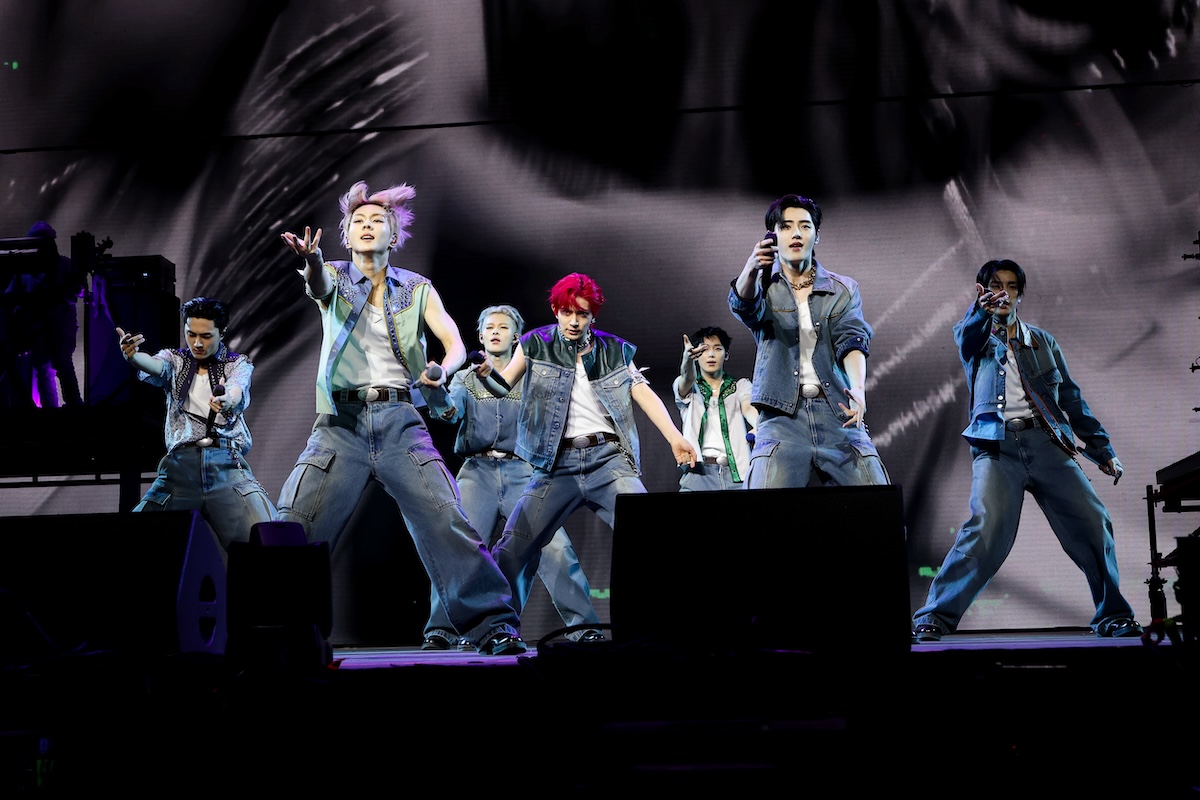 ENHYPEN初のコーチェラでの体験を語る 全身「プラダ」の衣装で