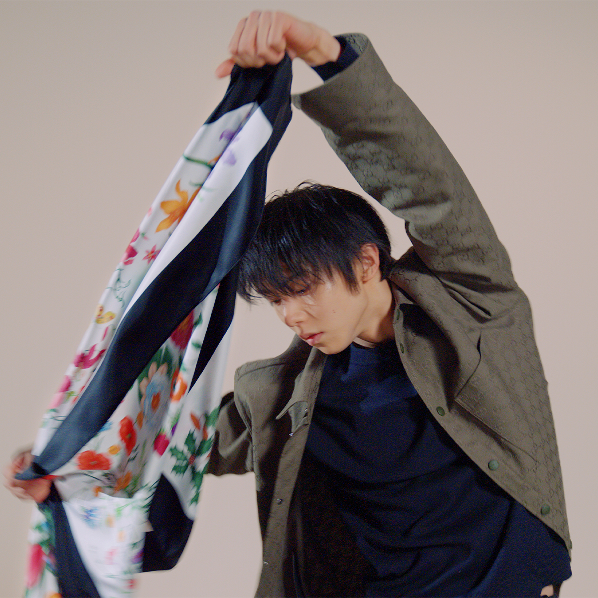 羽生結弦が「グッチ」のスカーフと舞う 特別ムービーが公開 - WWDJAPAN