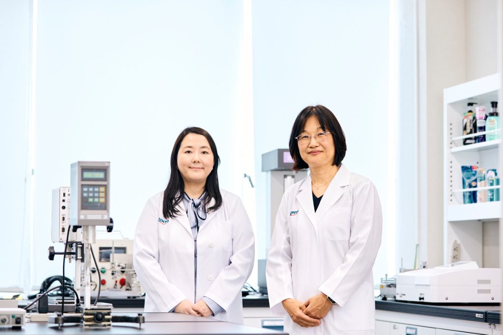 原田綾子／ロート製薬 外用薬・ヘアケア製品開発部 外用薬開発グループ マネージャー、研究員（左）<br />
野依佐千子／ロート製薬 スキンケア製品開発部 部長 兼 プロダクト＆ブランドマーケティング部 サイエンスアドバイザー