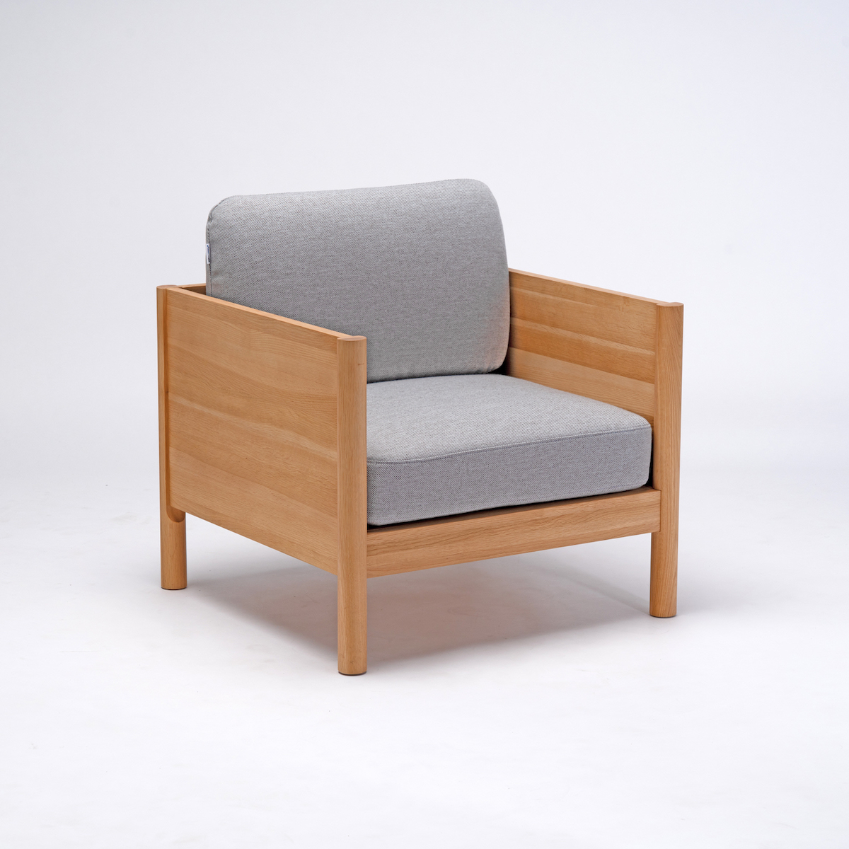 カリモク家具が「アシックス」の廃棄シューズからソファを製作