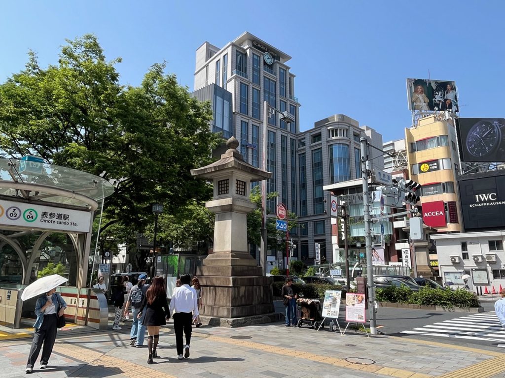 表参道の石灯籠