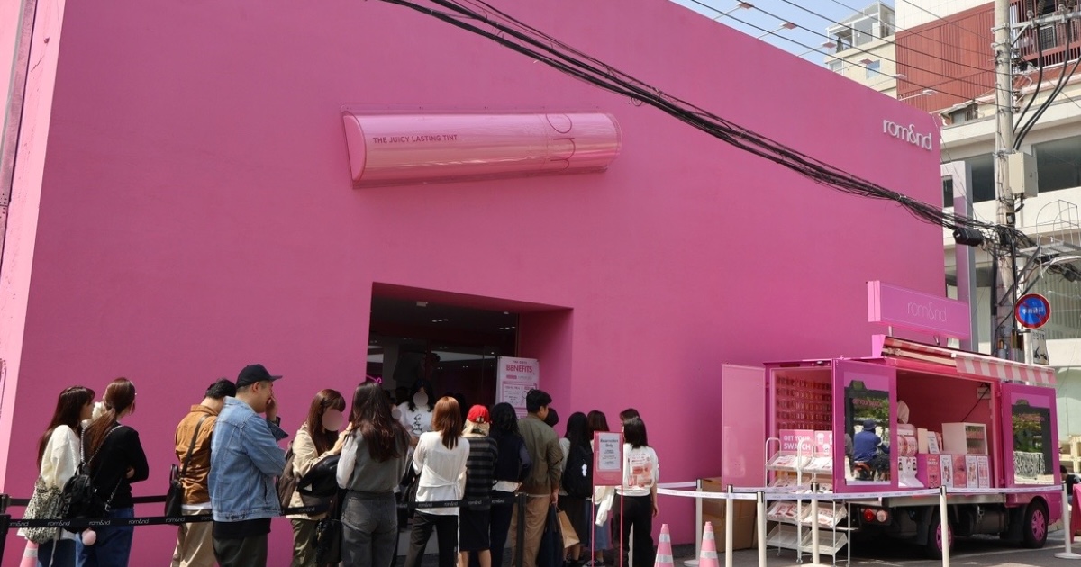 ロムアンド」が韓国・ソンスに初の旗艦店をオープン 300以上の全製品を