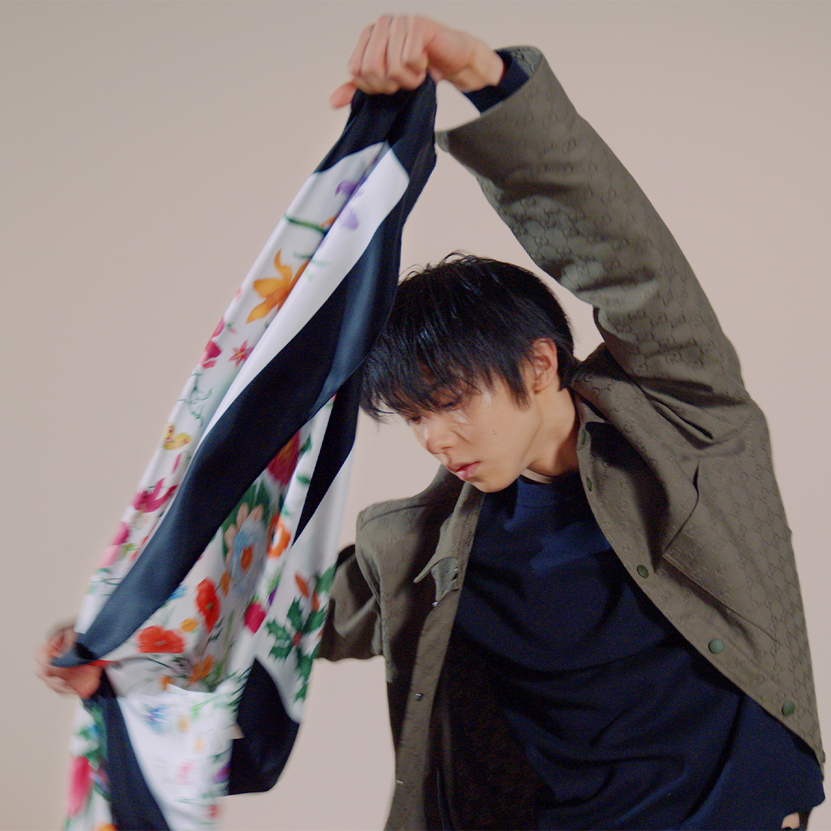 未使用　GUCCI　グッチ　シルク　スカーフ　羽　フェザー A MOVEMENT OF SILK ブランドアンバサダー 羽生結弦がグッチのシルク