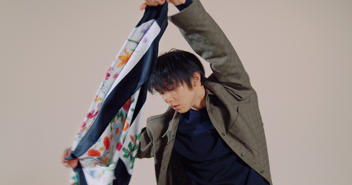 羽生結弦が「グッチ」のシルクスカーフと舞う 特別ムービーの完全版を