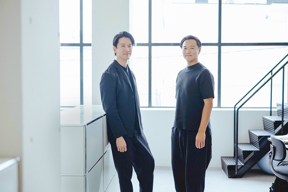 （左）松浦直彦／CFCL代表取締役副社⻑兼最高執行責任者<br />
（右）高橋悠介／CFCL代表取締役兼クリエイティブ・ディレクター