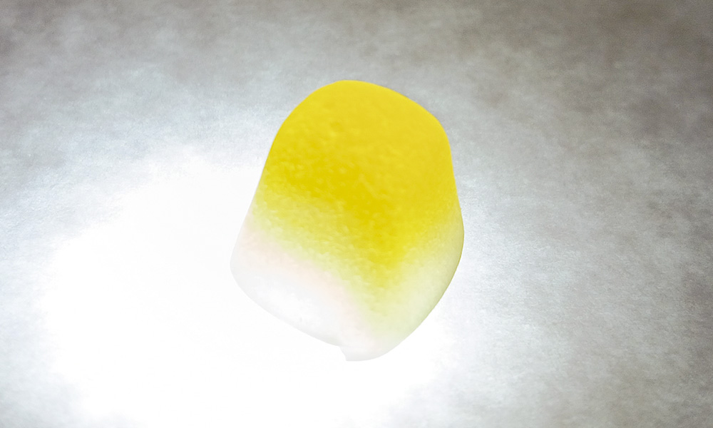 下半分が白くなり、上半分も黄色く光っている