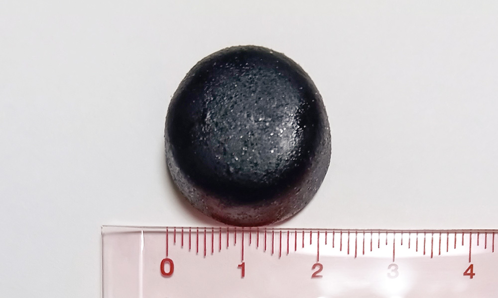 直径約22mm、厚さ約12mmの円柱形