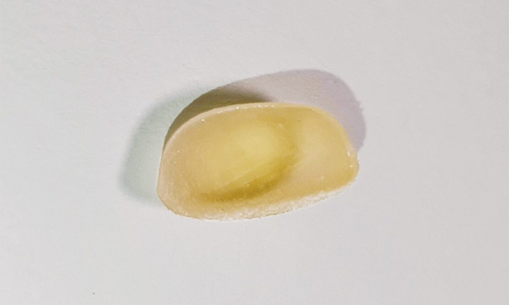 ホワイトに近いピーチ色