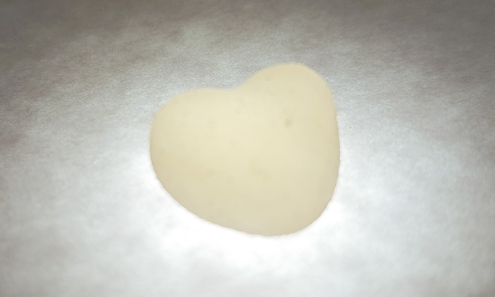 もともと薄いうえに透明感があるので、グミ全体がほぼ光っている