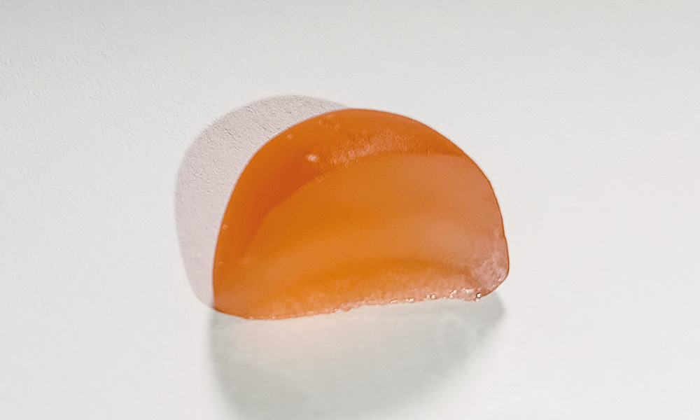 表面と同じ、みずみずしいレッドオレンジ