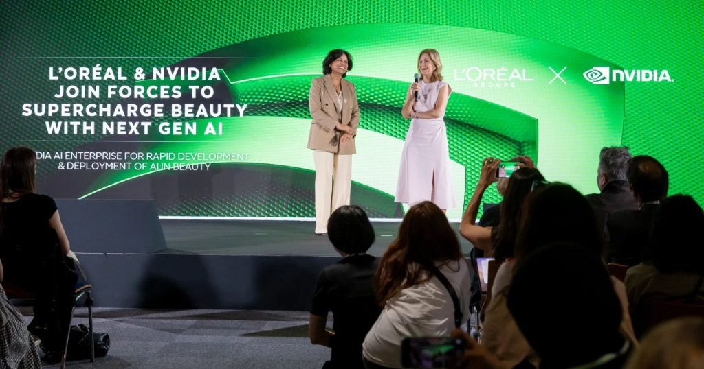 アスミタ・デュバイ＝ロレアルグループ チーフデジタル＆マーケティングオフィサーとアジータ・マーティン=エヌビディア小売・消費財部門担当バイスプレジデント兼ジェネラルマネージャー