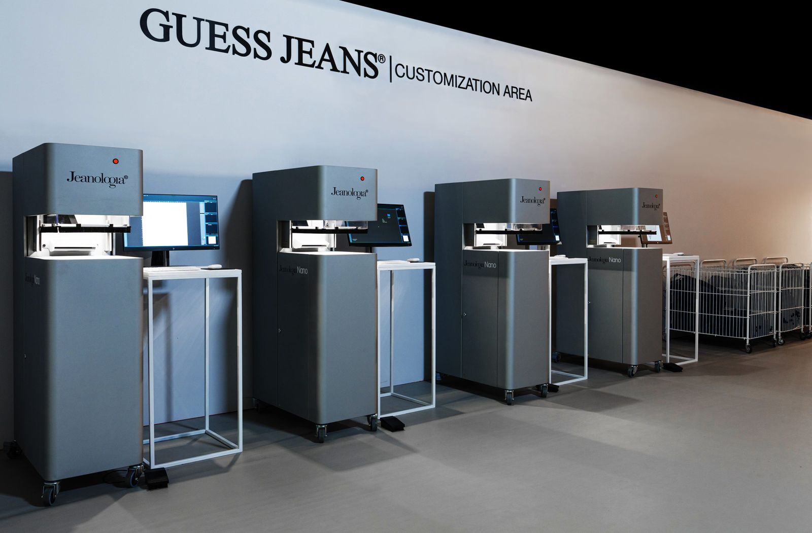 激レア GUESS 展示会商品 ゲス ジーンズ」が展示会を開催 東京フラッグシップ店オープンを記念し