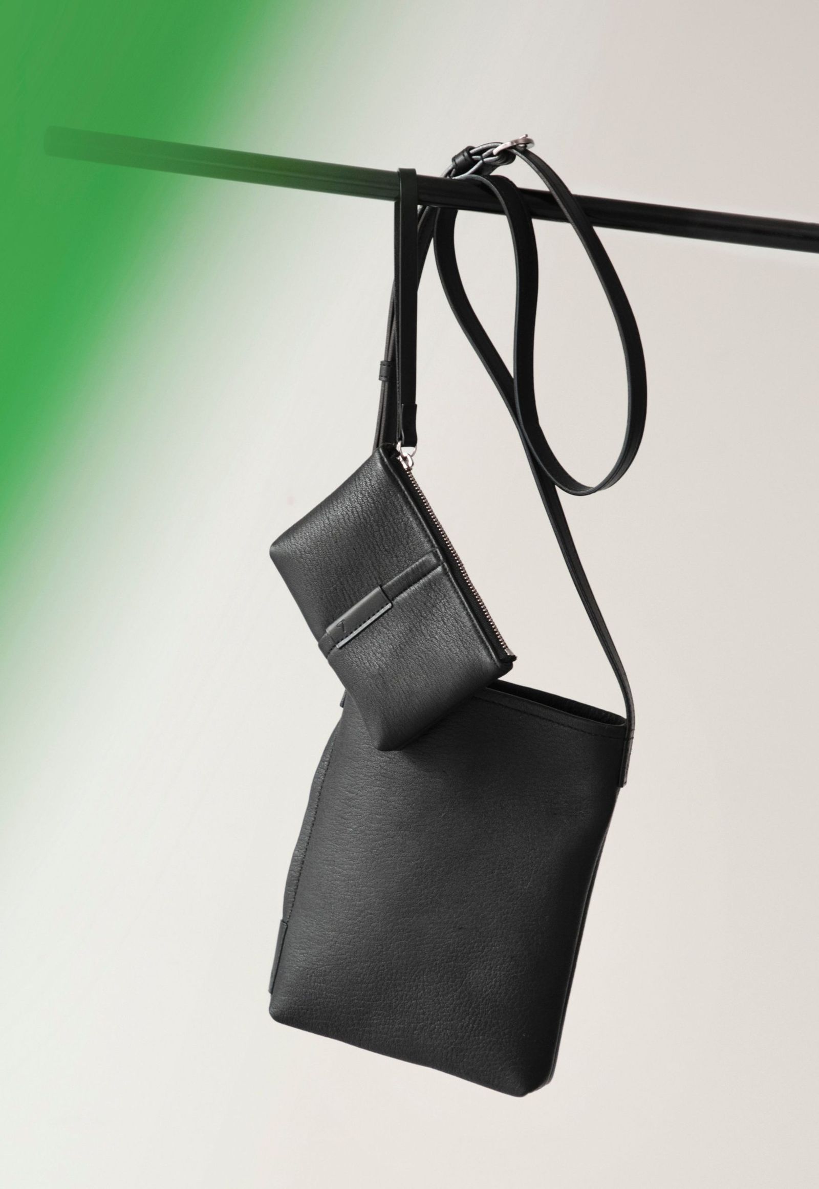 土屋鞄軽井澤工房店10周年を記念したポーチとミニショルダーを発売