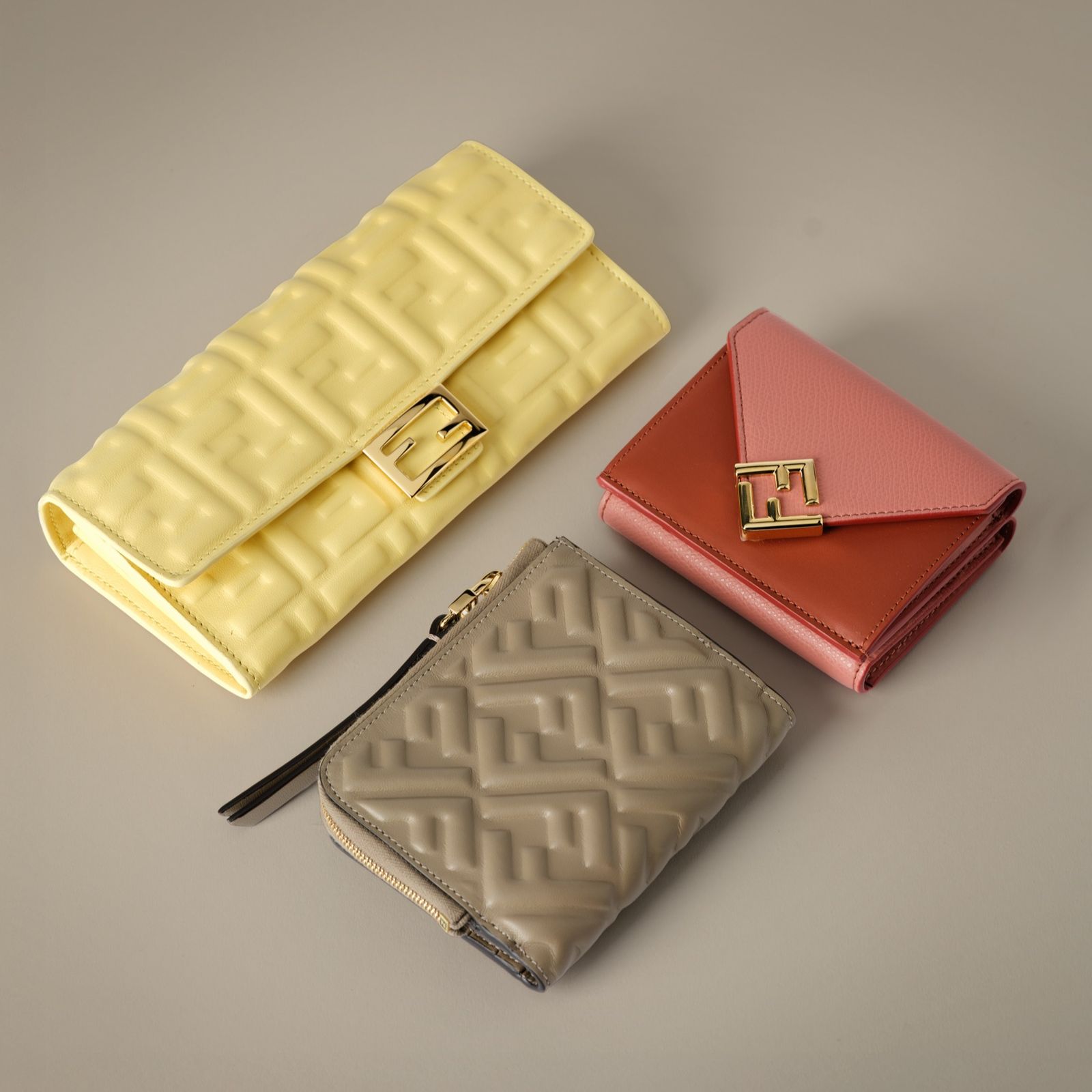 一粒万倍日】「フェンディ」から新作ウオレットやカードケースが