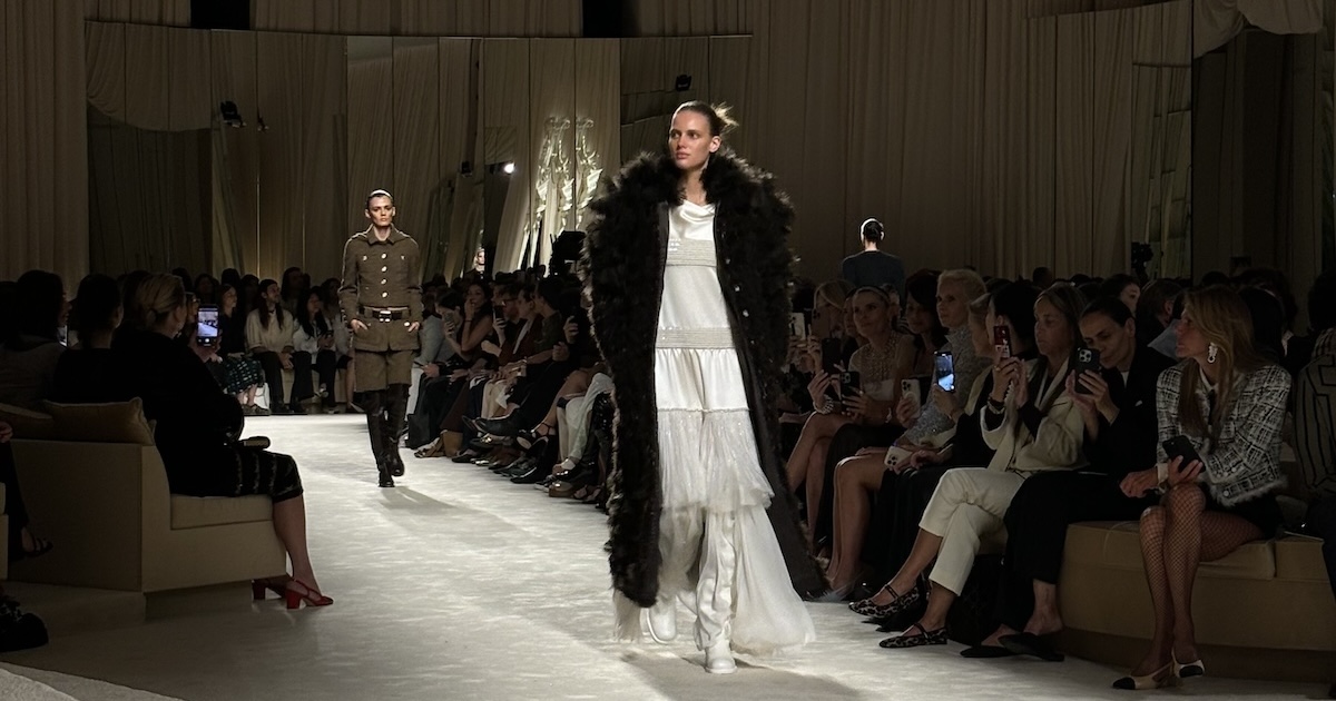 シャネル」初のクチュールから110年 カンボン通りのサロンを再現した