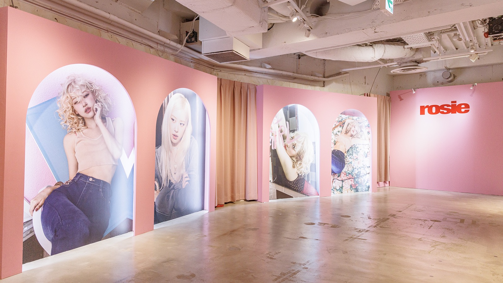BLACKPINKのロゼが渋谷でポップアップを開催 限定アイテムや