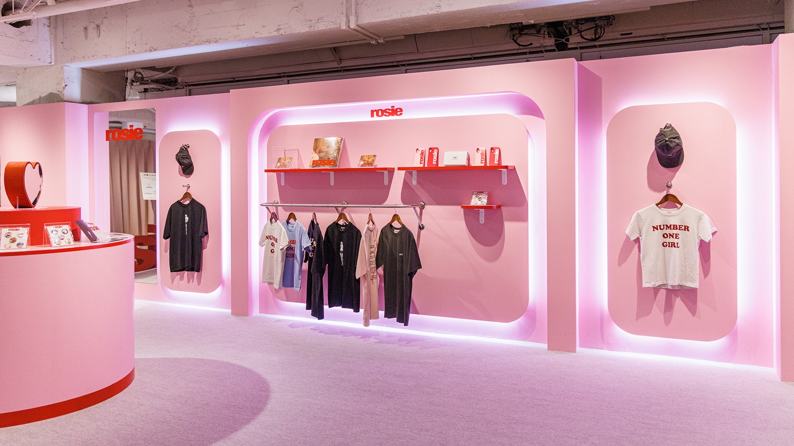 BLACKPINK ロゼ rosie POP-UP ブラックTシャツ BLACKPINKのロゼが渋谷でポップアップを開催 限定アイテムや
