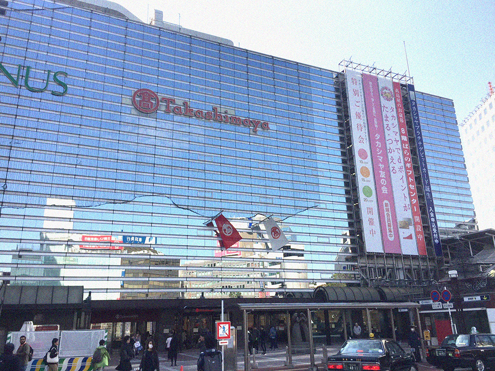 ターミナルの東西で激しい集客競争