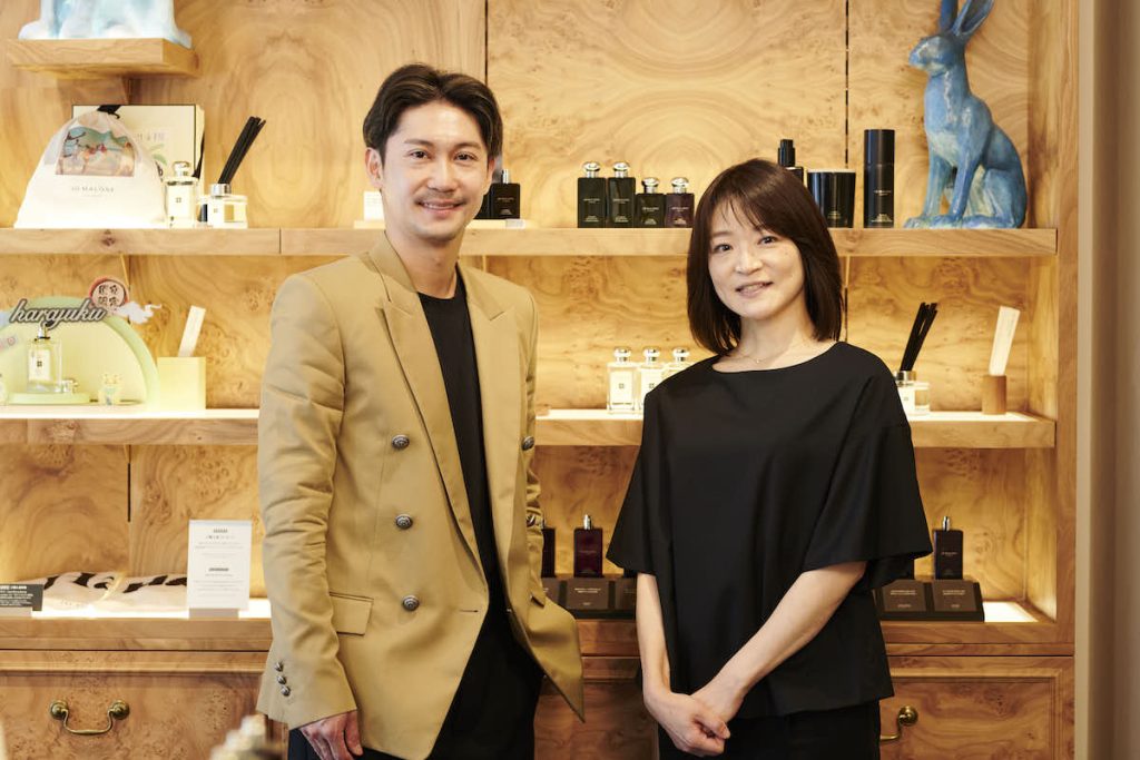 左から、ケネス・タイ / ELCジャパン「ジョー マローン ロンドン」ブランドGM、与那嶺あや / ELCジャパン「ジョー マローン ロンドン」エデュケーション マネージャー