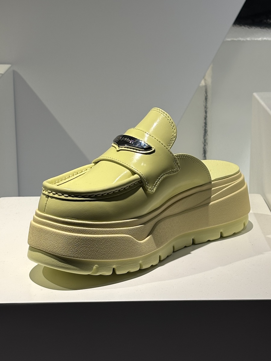NIKE エアジョーダン ミュール ローファー 厚底 まじか‼︎ NIKEエアジョーダンで、ローファーのミュール