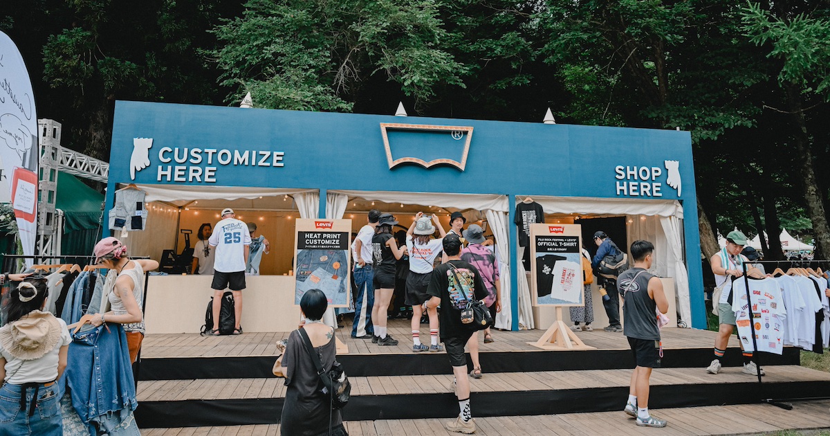 フジロック 2025」に「リーバイス」がブースを出展 コラボTシャツの