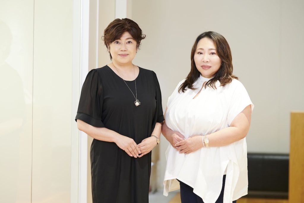 （左）大江身奈／アピアランスケアサポート研究会顧問兼インターナショナルネイルアソシエーション理事長兼ネイル事業振興連盟理事長<br />
（右）小笠原弥生／アピアランスケアサポート研究会代表兼日本ネイリスト協会理事