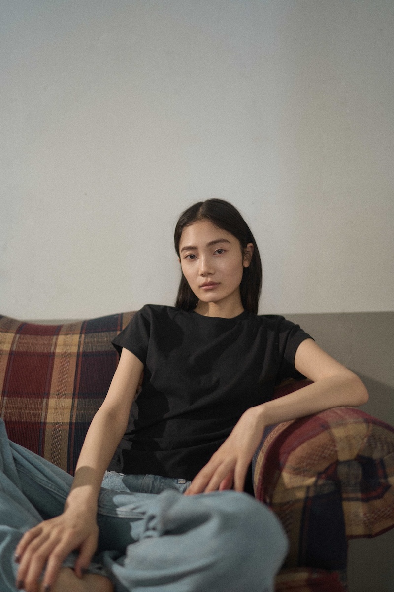 ヘインズ」がスタイリストの百々千晴とコラボ アパレルアイテム