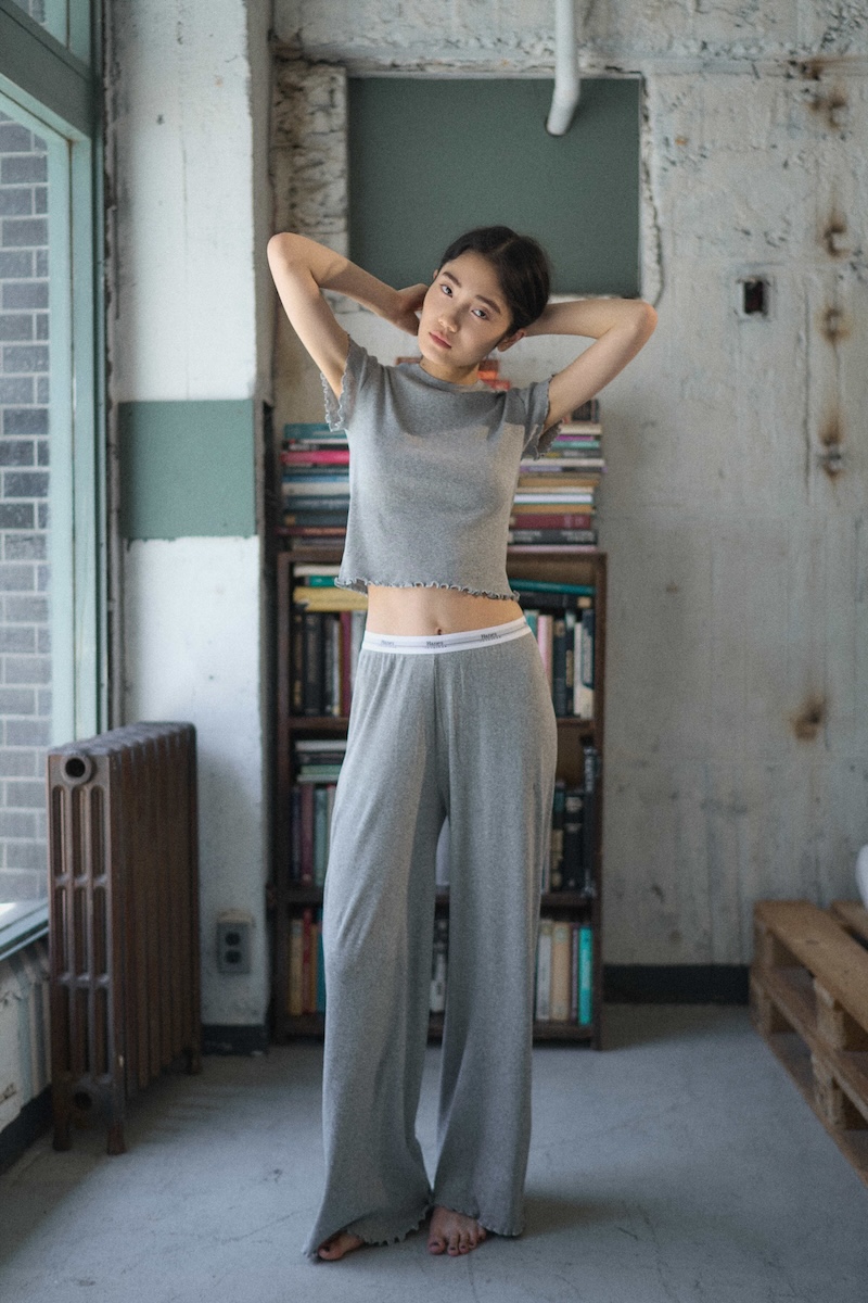 ヘインズ」がスタイリストの百々千晴とコラボ アパレルアイテム