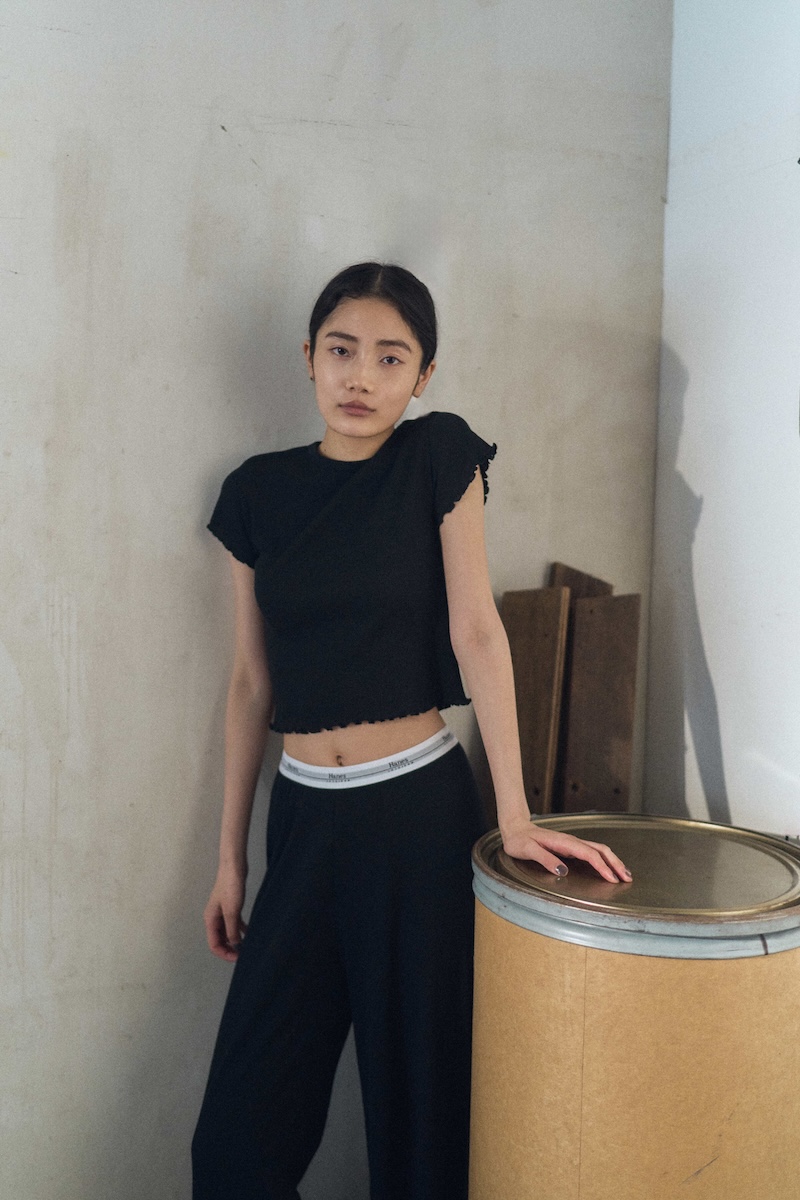ヘインズ」がスタイリストの百々千晴とコラボ アパレルアイテム